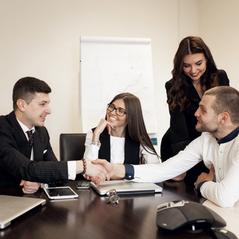 grupo-de-empresarios-de-formacion-empresarial-joven